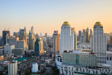 Bangkok cityscape, iş bölgesi ile yüksek bina alacakaranlıkta (bangkok, Tayland)