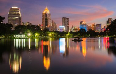 Bir park iş bölgesi cityscape zamanla Twilight Lumpini Park, Bangkok, Tayland, Thailand
