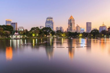Bir park iş bölgesi cityscape zamanla Twilight Lumpini Park, Bangkok, Tayland, Thailand