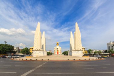 Bangkok, Tayland mavi gökyüzü ile demokrasi Anıtı