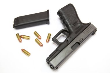 Closeup mermi ve silah beyaz arka plan üzerinde