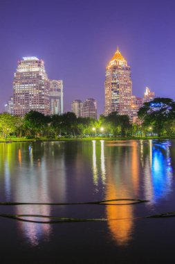 Bir park iş bölgesi cityscape zamanla Twilight Lumpini Park, Bangkok, Tayland, Thailand