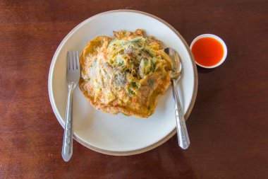 Omletli pilav, ahşap masada Tayland omleti pilavı..