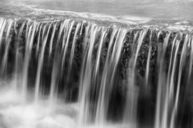 Weir üzerinde nehir siyah ve beyaz