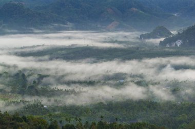 Sis dağlarda gündoğumu zaman, Baan Nai Wong, Ranong Eyaleti, Tayland at tabakası