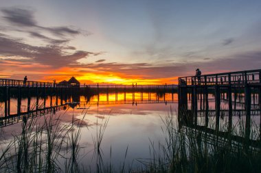 Tahta köprü günbatımı zamanında lotus gölde Khao Sam ROI Yot Milli Parkı, Tayland