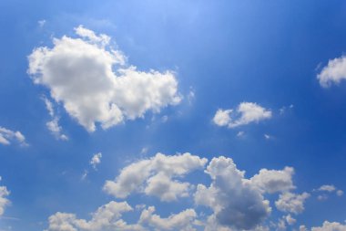 Mavi gökyüzündeki bulutlar