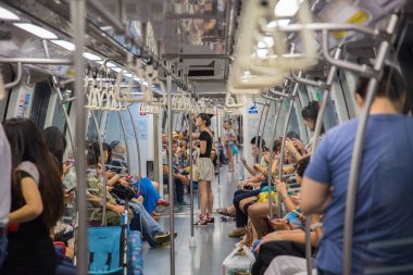 Singapur-Haziran 26: Kimliği belirsiz kişi üzerinde kütle hızlı Transit 26 Haziran 2015 Singapur'da tren. Kütle hızlı Transit 102 istasyonları bulunuyor ve ikinci en eski metro sistemi.