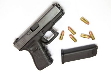 Closeup mermi ve silah beyaz arka plan üzerinde