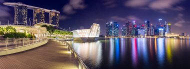 Singapur-Haziran 27 2015:Landscape Singapur Finans bölgesine ve iş gece hayatı manzaraya kurma.