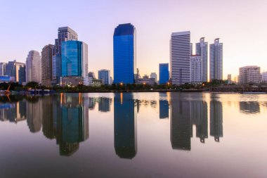 Bangkok, Tayland yansıması ile bina
