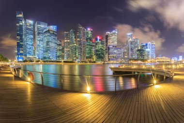 Petrol rafinerisi Nehri alacakaranlıkta (Bangkok, Tayland)