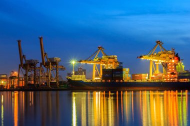 kap kargo yük gemi için lojistik ithalat ihracat geçmiş alacakaranlıkta Tersanesi Köprüsü yükleme çalışma crane ile
