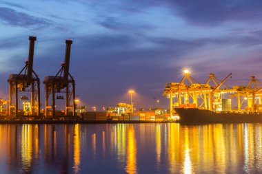 kap kargo yük gemi için lojistik ithalat ihracat geçmiş alacakaranlıkta Tersanesi Köprüsü yükleme çalışma crane ile