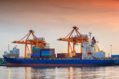 kap kargo yük gemi için lojistik ithalat ihracat geçmiş alacakaranlıkta Tersanesi Köprüsü yükleme çalışma crane ile