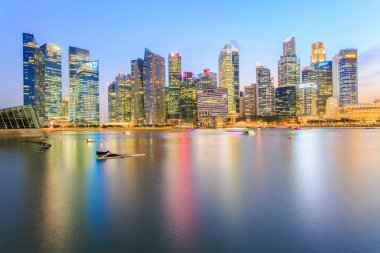 Singapur finans bölgesi ve iş binasının manzarası