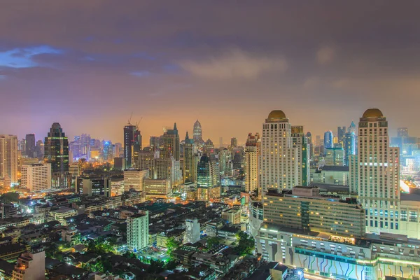 Bangkok Cityscape, distrito de negócios com edifício alto ao entardecer (Bangkok, Tailândia ) — Fotografia de Stock