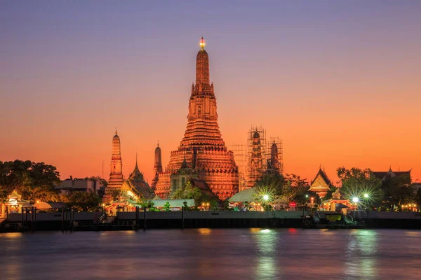 Wat Arun lugares religiosos budistas en el crepúsculo, Bangkok, Tailandia — Foto de Stock