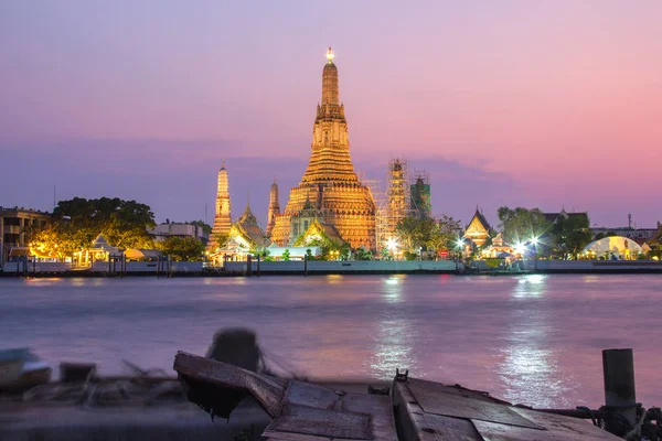 Wat Arun Lugares religiosos budistas em tempo crepúsculo, Bangkok, Tailândia — Fotografia de Stock