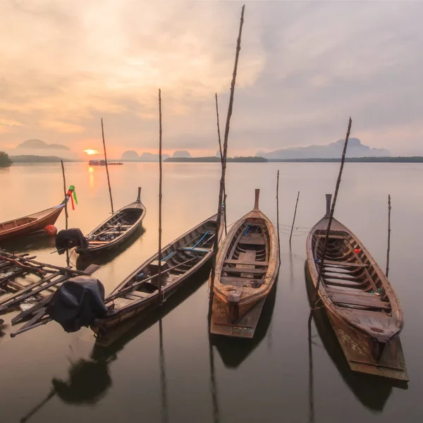 Villaggio di pescatori e alba a Samchong-tai, Phangnga, Thailandia — Foto Stock