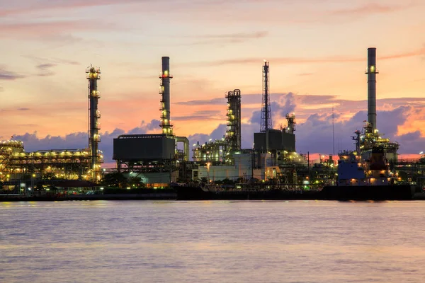 Refinaria de petróleo ao longo do rio ao anoitecer (Bangkok, Tailândia ) — Fotografia de Stock