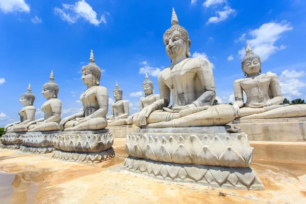 Buda heykeli ve mavi gökyüzü, Nakhon Si Thammarat eyaletinin, Tayland — Stok fotoğraf