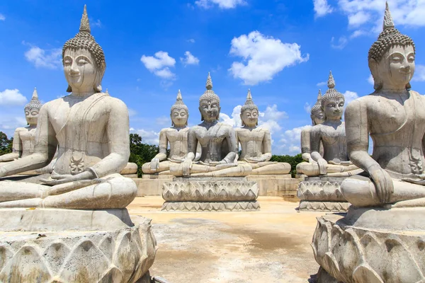 Buda heykeli ve mavi gökyüzü, Nakhon Si Thammarat eyaletinin, Thailan — Stok fotoğraf