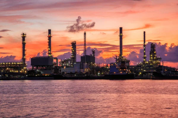 Refinería de petróleo a lo largo del río al atardecer (Bangkok, Tailandia ) —  Fotos de Stock