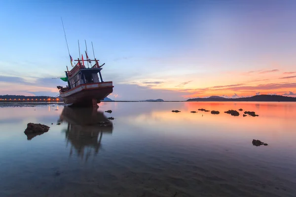 Łodzi rybackich i wschód słońca na plaży Rawai w Phuket, Tajlandia — Zdjęcie stockowe