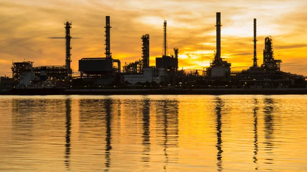 Fábrica de refinería de petróleo en silueta y cielo del amanecer —  Fotos de Stock