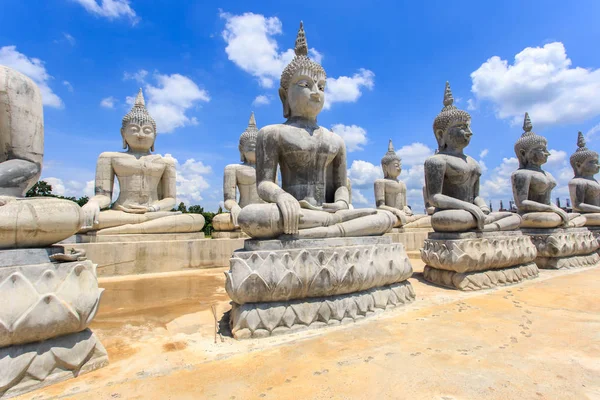 Buda heykeli ve mavi gökyüzü, Nakhon Si Thammarat eyaletinin, Tayland — Stok fotoğraf