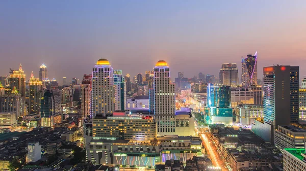 Bangkok Cityscape, distrito de negócios com edifício alto ao entardecer (Bangkok, Tailândia ) — Fotografia de Stock