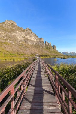 Tahta köprü günbatımı zamanında lotus gölde Khao Sam ROI Yot Milli Parkı, Tayland
