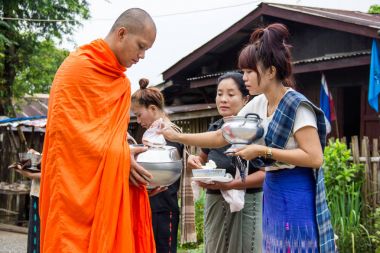 Sangkla Buri, Kanchanaburi, Tayland - 26 Ekim: Budist rahipler Budist oruç gün sonu için insanlardan sunan yiyecek verilir. üzerinde 26 Ekim 2013 yılında Sangkla Buri, Kanchanaburi, Tayland.