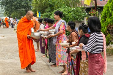 Sangkla Buri, Kanchanaburi, Tayland - 26 Ekim: Budist rahipler Budist oruç gün sonu için insanlardan sunan yiyecek verilir. üzerinde 26 Ekim 2013 yılında Sangkla Buri, Kanchanaburi, Tayland.