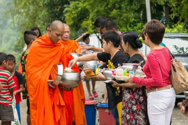 Sangkla Buri, Kanchanaburi, Tayland - 26 Ekim: Budist rahipler Budist oruç gün sonu için insanlardan sunan yiyecek verilir. üzerinde 26 Ekim 2013 yılında Sangkla Buri, Kanchanaburi, Tayland.