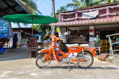 Sangkhlaburi, Kanchanaburi, Tayland - 26 Ekim: Vintage motosiklet markası Honda C70 klasik. üzerinde 26 Ekim 2013 yılında Sangkhlaburi, il Kanchanaburi, Tayland.