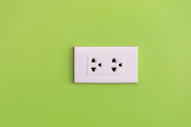 yeşil duvar üzerinde basit beyaz elektrik ABD soket