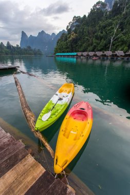 Kanoyla Ratchaprapha Barajı Khao Sok Milli Parkı, Surat Thani Eyaleti, Tayland, Thailand, içinde güzel dağlar göl orman ve nehir doğal konumlar.