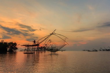 Tay tarzı balık tuzak Pak Pra Köyü, Net balıkçılık Tayland, Tayland karides balıkçı, Phatthalung, Tayland.