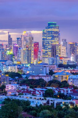 Bangkok cityscape, iş bölgesi ile yüksek bina alacakaranlıkta (bangkok, Tayland)
