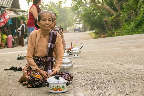 Sangkla Buri, Kanchanaburi, THAILAND - OCT 26: Os monges budistas recebem comida das pessoas para o Fim do Dia da Quaresma Budista. em 26 de outubro de 2013 em Sangkla Buri, Kanchanaburi, Tailândia . — Fotografia de Stock