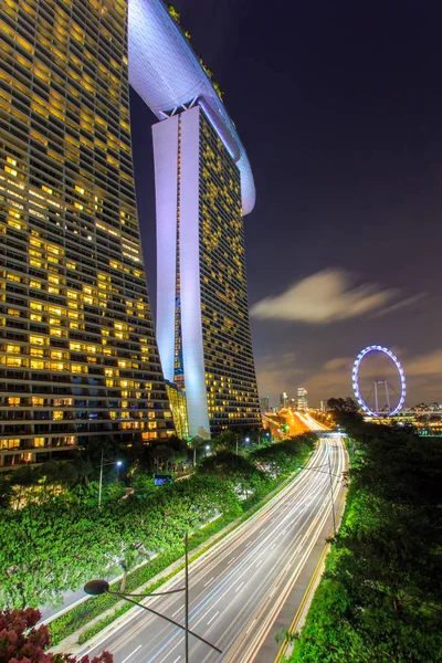 Singapore-juni 26: tag blick auf supertree grove, cloud forest & flower dome in garden by the bay am 26. juni 2015 in singapore. 101 Hektar groß und fünf Gehminuten vom Bahnhof Bayfront entfernt. — Stockfoto