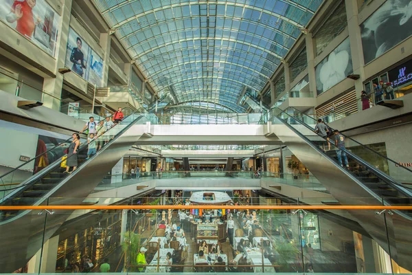 SINGAPUR - 6 DE JUNIO DE 2015: Las tiendas en Marina Bay Sands es uno de los centros comerciales de lujo más grandes de Singapur, con más de 800.000 pies cuadrados de tiendas minoristas de gama alta . — Foto de Stock
