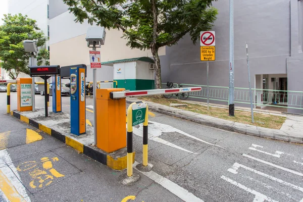 Singapur – 26. června 2015: Komorník parkování. — Stock fotografie