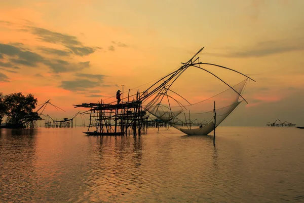 Trappola da pesca in stile thailandese nel villaggio di Pak Pra, Pesca a rete Thailandia, Thailandia Pesca ai gamberetti, Phatthalung, Thailandia . — Foto Stock