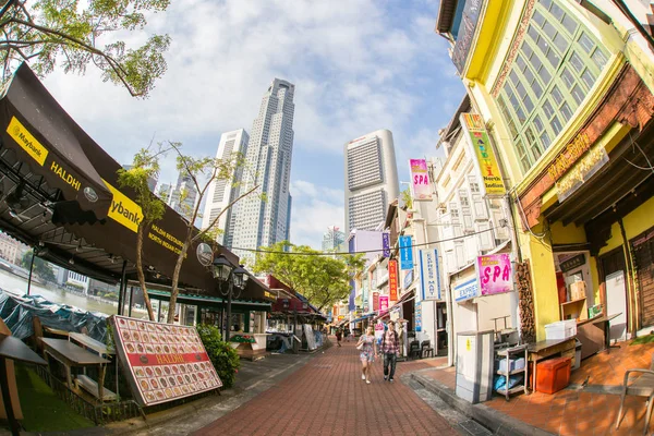 stock image SINGAPORE-JUN 26, 2015: View of colorful business building, Pub and restaurant in Little India and chinese style, Singapore on June 26, 2015