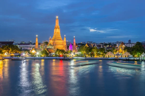 Wat Arun lugares religiosos budistas en el crepúsculo, Bangkok, Tailandia — Foto de Stock