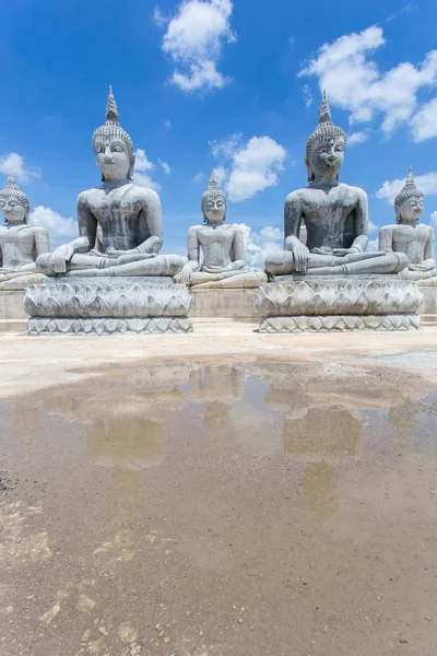 Buda heykeli ve mavi gökyüzü, Nakhon Si Thammarat eyaletinin, Tayland. — Stok fotoğraf