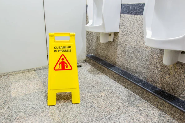 WC podłoga z wiadra mop i "przestroga czyszczenia postępu" znaki, Selektywny fokus znak z przodu. — Zdjęcie stockowe